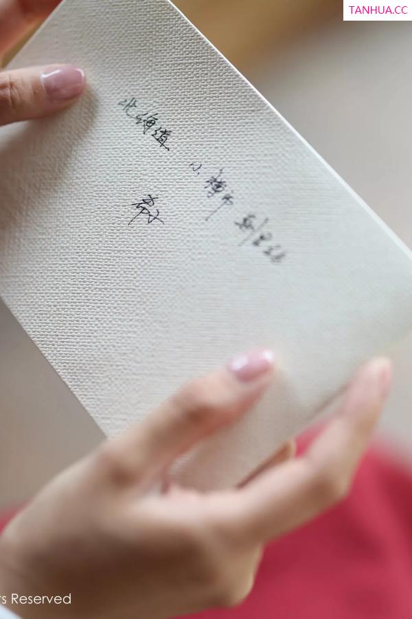   [XiuRen]高清写真图 2025.04.29 No.10215 茂木希子 性感红裙第8张图片
